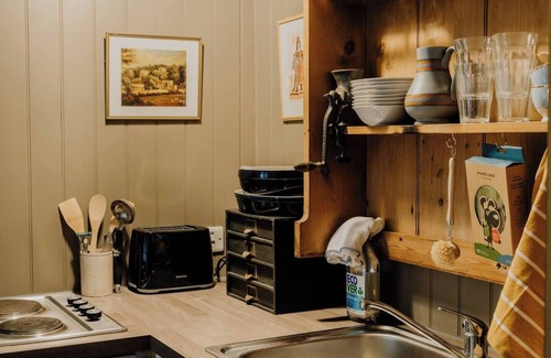 Sheffield House | Inviting Listed Gatehouse with Pet-Friendly Amenities