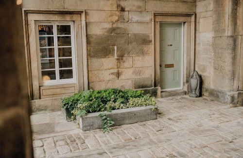 Sheffield House | Inviting Listed Gatehouse with Pet-Friendly Amenities