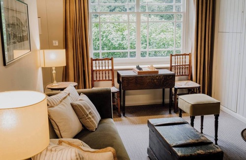 Sheffield House | Inviting Listed Gatehouse with Pet-Friendly Amenities
