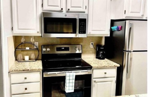 Lago Vista Apartment | Beautiful Living at Island on Lake Travis
