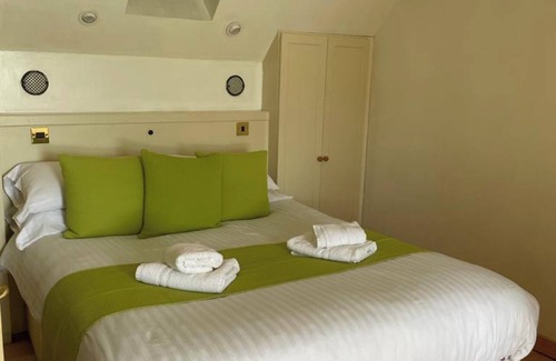 Portsonachan Apartment | Scenic Loch-side Apartment with Family and Pet-Friendly Perks