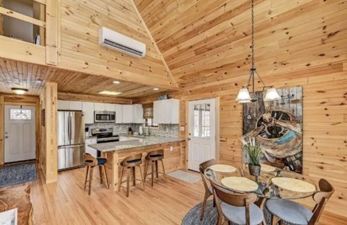 Lake Ariel Cabin | Serene Lodge in The Hideout with Ocean View & Pool