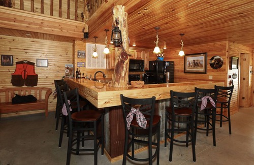 Independence Cabin | Idyllic Lodge Living with Lake Views & Pet-Friendly Stays