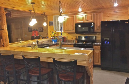 Independence Cabin | Idyllic Lodge Living with Lake Views & Pet-Friendly Stays