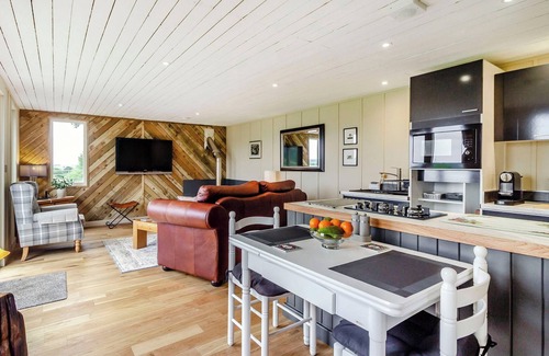 Abergavenny Cottage | Idyllic Lodge with Breathtaking Countryside Views