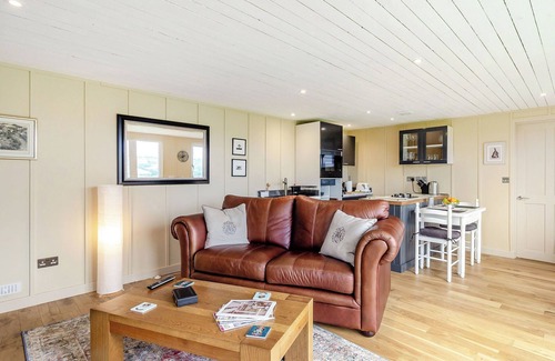 Abergavenny Cottage | Idyllic Lodge with Breathtaking Countryside Views