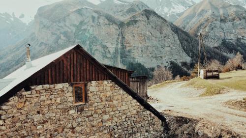 Entraunes Ski Chalet | Beautiful Loft in old Barn