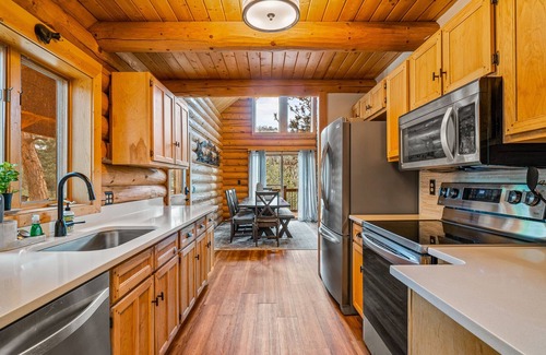 Cripple Creek Cabin | Inviting Log Cabin Retreat Surrounded by Nature's Beauty