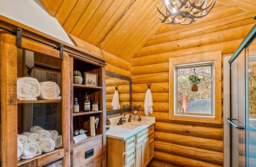 Cripple Creek Cabin | Inviting Log Cabin Retreat Surrounded by Nature's Beauty