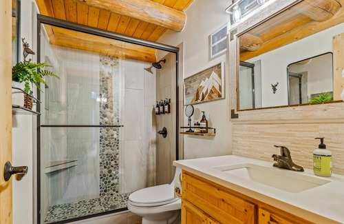 Cripple Creek Cabin | Inviting Log Cabin Retreat Surrounded by Nature's Beauty