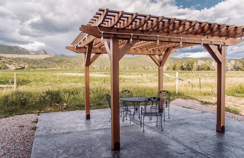 Montrose Cabin | Cozy Log Cabin Near Black Canyon National Park with Kitchen