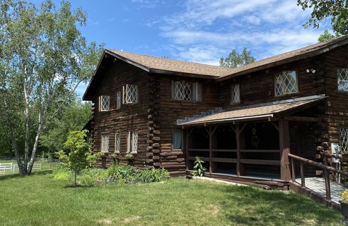 Temple Cabin | Cozy Log Cabin Lodge - Perfect Retreat for Groups!