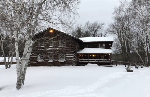 Temple Cabin | Cozy Log Cabin Lodge - Perfect Retreat for Groups!