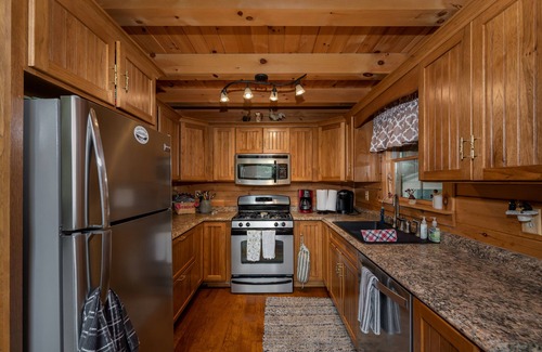 Turkey City Cabin | Serene Log Cabin Retreat with Hot Tub on 17 Acres