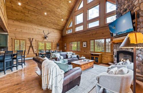 Ellicottville Ski Chalet | Cozy Log Cabin with Hot Tub & Bonfire Near Downtown