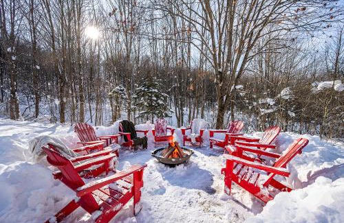 Ellicottville Ski Chalet | Cozy Log Cabin with Hot Tub & Bonfire Near Downtown