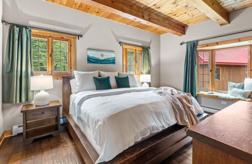 Ellicottville Ski Chalet | Cozy Log Cabin with Hot Tub & Bonfire Near Downtown