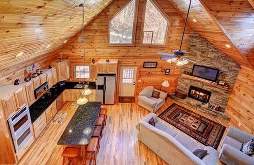 Apple Creek Acres Cabin | Serene Log Cabin Retreat with Two Master Suites & Breakfast