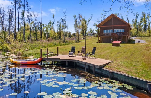 Youngstown House | Scenic Log Cabin with Private Dock & Game Room Retreat