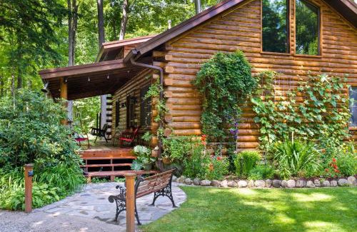 Interlochen House | Charming Log Cabin with Lake Access near Interlochen Academy