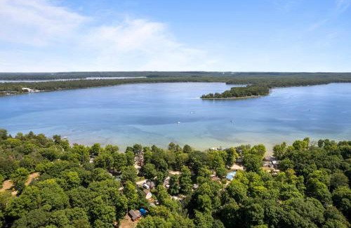 Interlochen House | Charming Log Cabin with Lake Access near Interlochen Academy