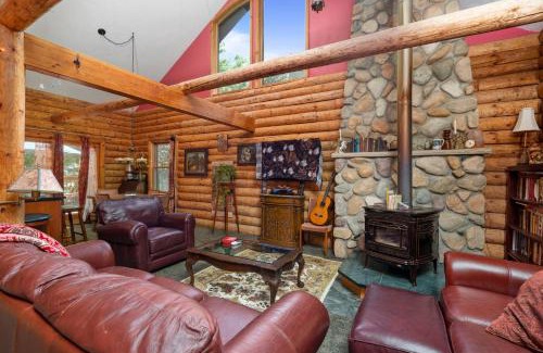 Interlochen House | Charming Log Cabin with Lake Access near Interlochen Academy