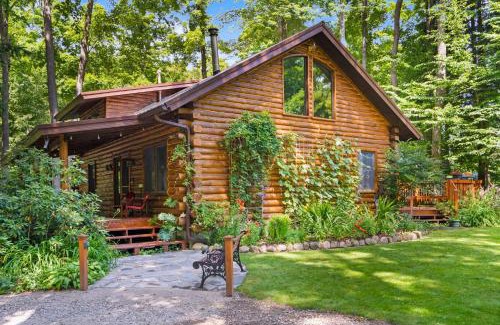 Interlochen House | Charming Log Cabin with Lake Access near Interlochen Academy