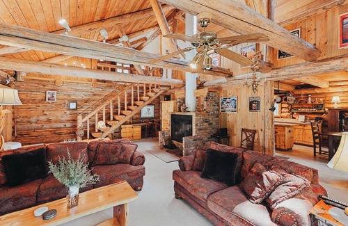 Sisters House | Idyllic Log Home Retreat Near Sisters, OR with Spa & Hot Tub