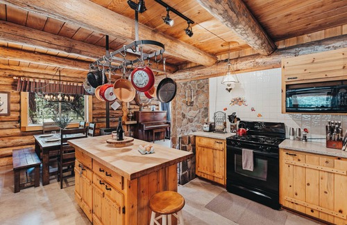 Sisters House | Idyllic Log Home Retreat Near Sisters, OR with Spa & Hot Tub