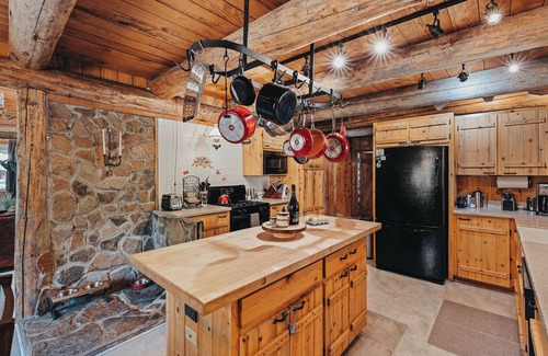 Sisters House | Idyllic Log Home Retreat Near Sisters, OR with Spa & Hot Tub