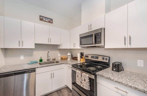 Bound Brook Apartment | Elegant Apartment with Breakfast in Downtown Bound Brook