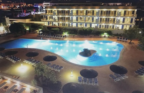Telheiro Apartment | Stylish Apartment with Pool Passes, WiFi & Ocean Views