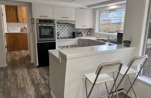 South End House | Charming Mid Century Bungalow Near I-5 - Family Friendly!