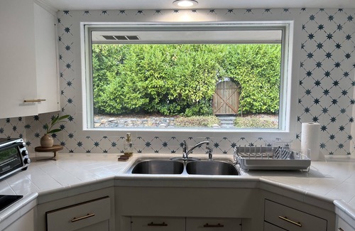 South End House | Charming Mid Century Bungalow Near I-5 - Family Friendly!