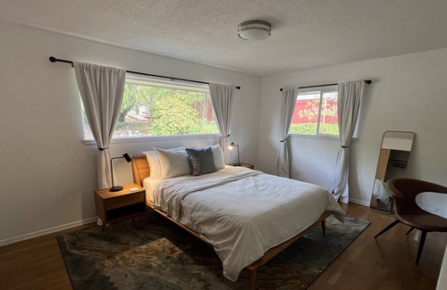 South End House | Charming Mid Century Bungalow Near I-5 - Family Friendly!