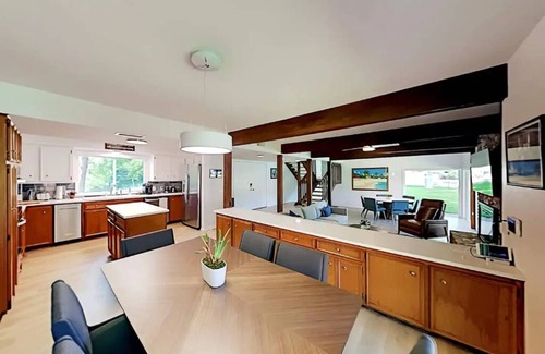 Austin House | Elegant Mid-Century Modern Lakehouse with Scenic Views