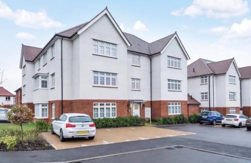 Ebbsfleet Valley Apartment | Modern Tranquil Two Bedroom Apartment with Family Amenities