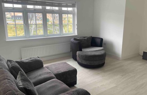 Ebbsfleet Valley Apartment | Modern Tranquil Two Bedroom Apartment with Family Amenities