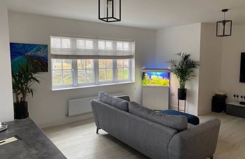 Ebbsfleet Valley Apartment | Modern Tranquil Two Bedroom Apartment with Family Amenities