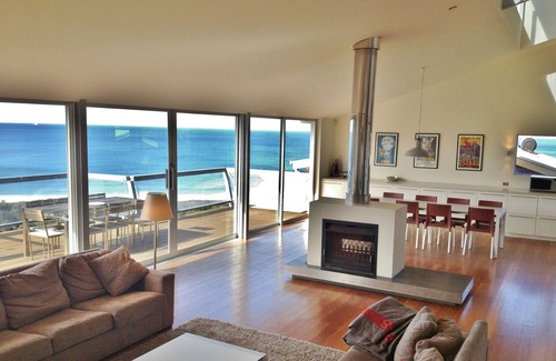 Killcare Heights House | Beautiful modern luxury home with stunning beach/National Park views