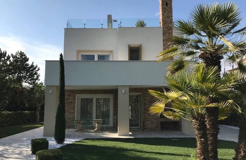 Rosolina Villa | Top-Rated Modern Villa in Albarella with Pool & Spa