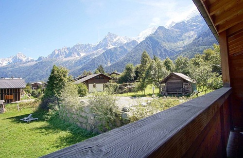 Les Houches Apartment | Modern 3-Bed Chalet Apartment with Ocean View & Balcony