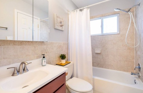 Annandale House | Modern 4BR House with Breakfast in Central NoVA