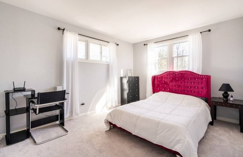 Annandale House | Modern 4BR House with Breakfast in Central NoVA