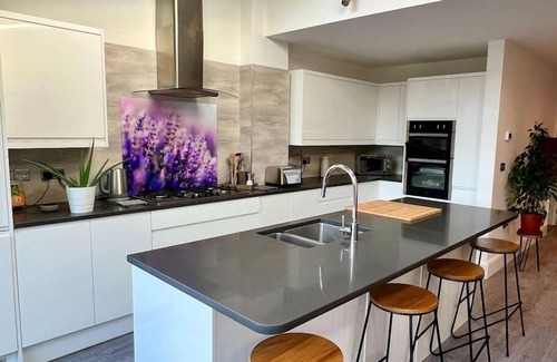 Hitchin House | Modern Family Retreat with Parking, Garden & Pet-Friendly