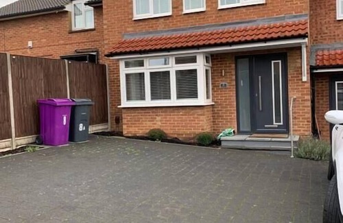 Hitchin House | Modern Family Retreat with Parking, Garden & Pet-Friendly