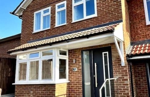 Hitchin House | Modern Family Retreat with Parking, Garden & Pet-Friendly