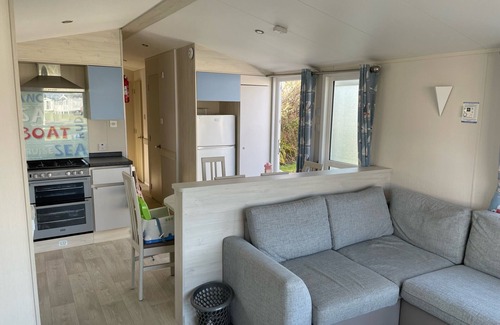 Pagham House | Modern Gold 3 Bedroom Caravan with Oceanfront Pool Access