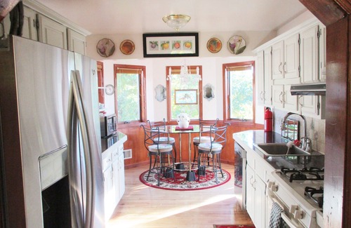 Athens House | Modern Swiss Cottage: Guest Rated 9.8 with Lake View & Spa