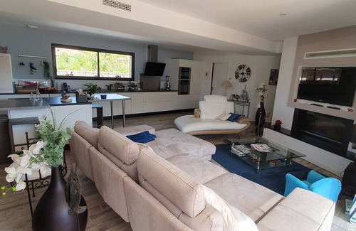 Biganos Villa | Modern Villa with Pool, Steps from the Lake - Rated 10/10